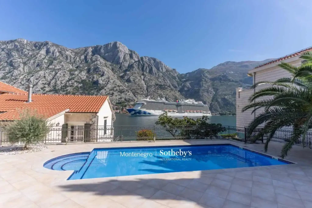 1-Muo-waterfront-house-with-a-pool-4-1536×1025