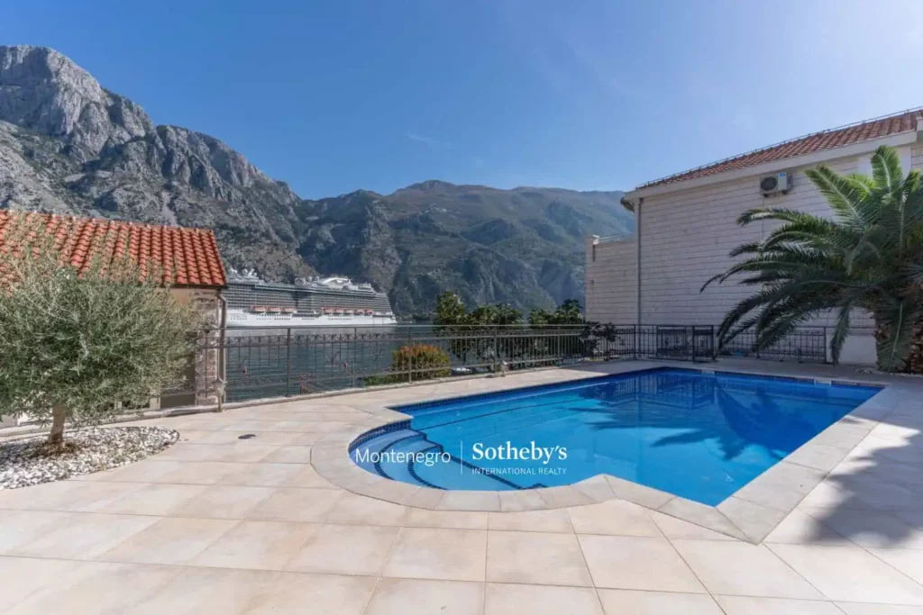 2-Muo-waterfront-house-with-a-pool-1-1536×1025